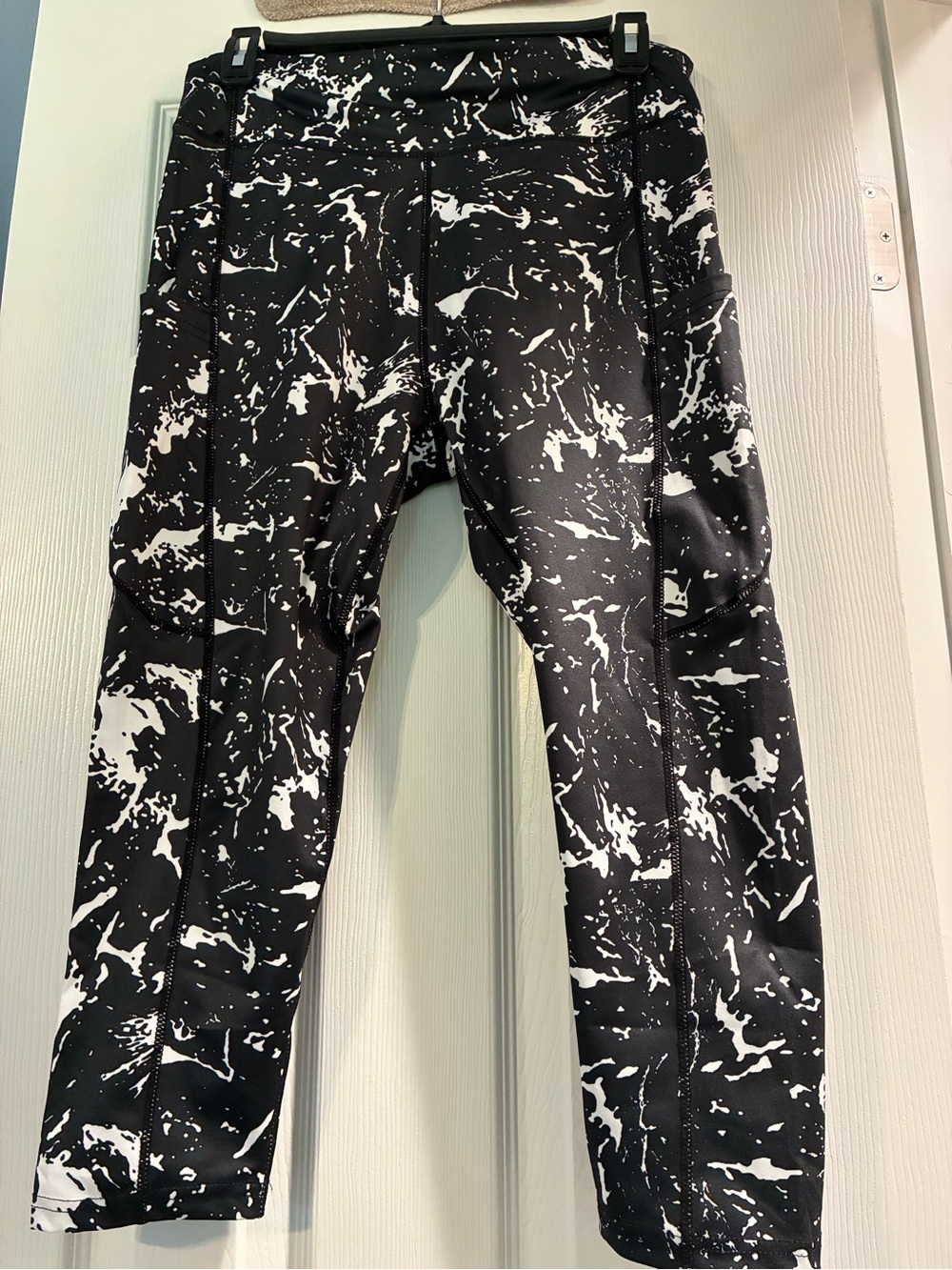 Women’s Black & White Marble Capri Leggings